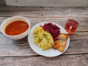 Zdjęcie przedstawia Dietę podstawową: Zupa pomidorowa z makaronem Ziemniaki młode z koperkiem gotowane Łosoś pieczony z przyprawam Surówka z czerwonej kapusty z natką pietruszki i słonecznikiem Kompot owocowy